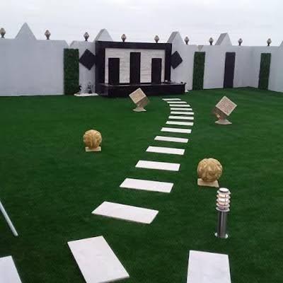 حديقة عشب وممر أبيض